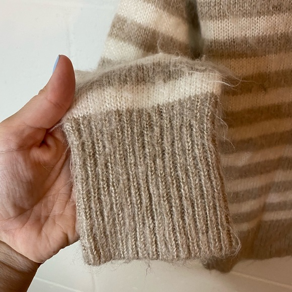 American Eagle Sweater Tan Cream Stripe Fuzzy Soft V-Neck Size Medium - Picture 5 of 9